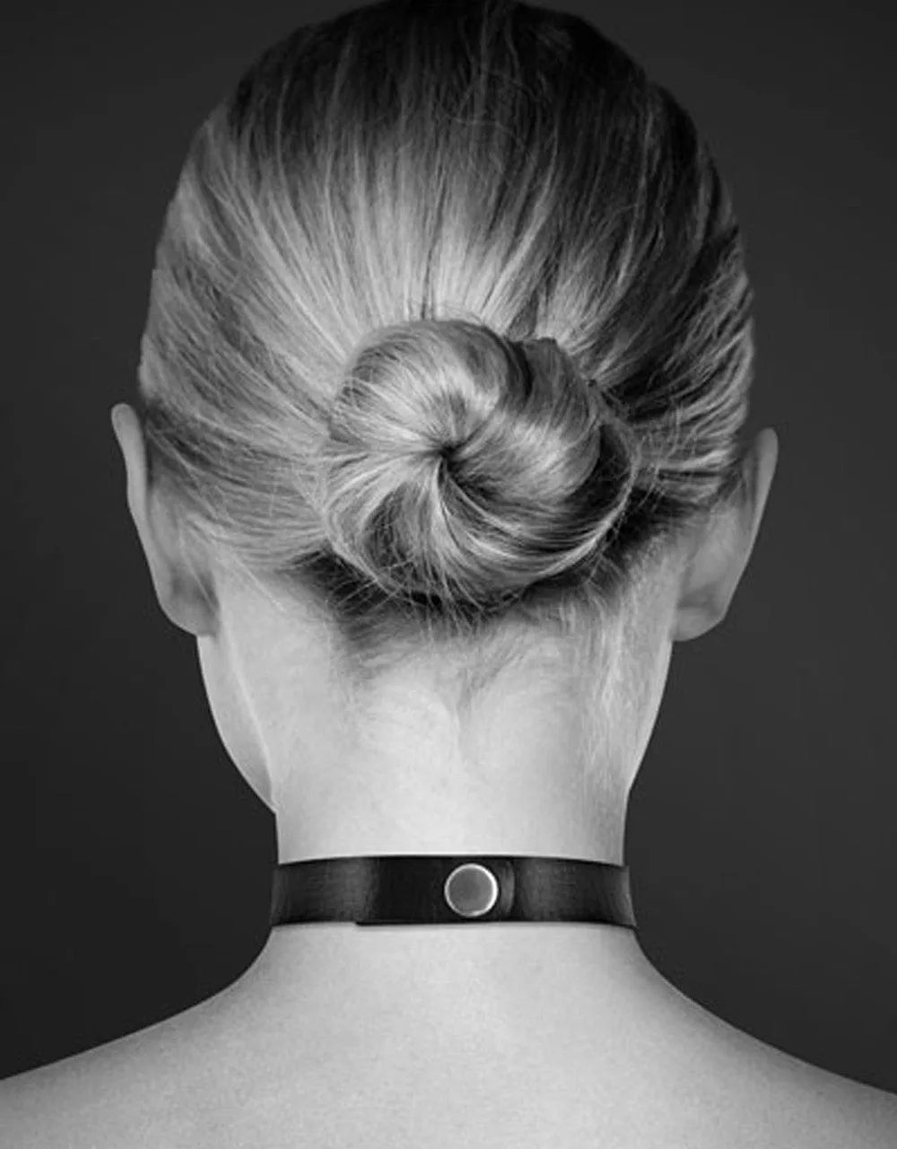 Collier fétichiste cuir noir réglable, coeur métal argenté, 39cm, 1.7cm hauteur, accessoire érotique féminin élégant.