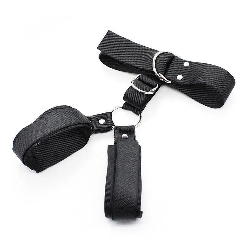 Collier menottes ajustables noir en nylon avec attaches velcro et anneau robuste, idéal pour jeux de rôle BDSM sécurisés.