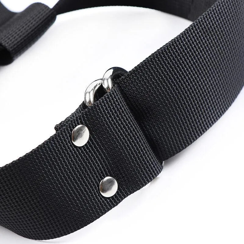 Collier menottes ajustables noir en nylon robuste avec attaches velcro et anneaux métalliques pour jeux de rôle sécurisés.