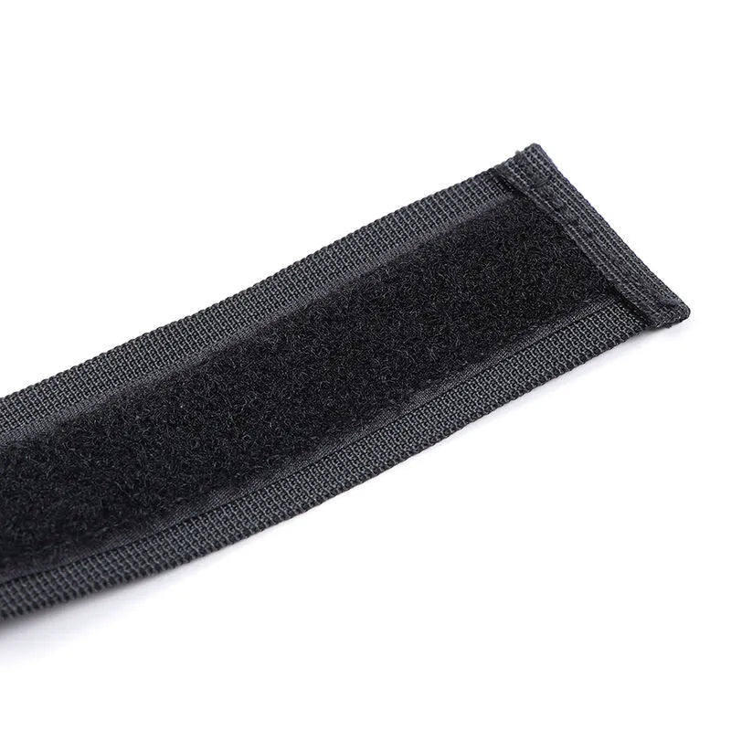 Collier menottes ajustables noir en nylon avec attaches velcro robustes, idéal pour jeux de rôle et fétichisme.