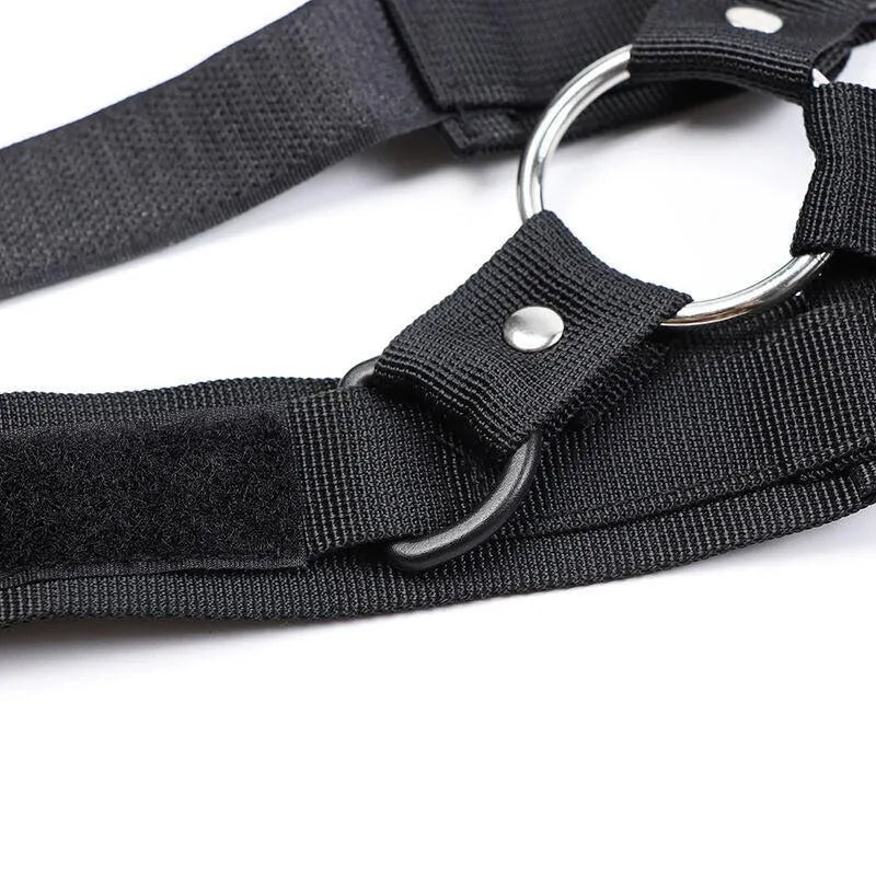 Collier menottes BDSM noir en nylon ajustable avec velcro, anneau métallique robuste et sangle sécurisée.