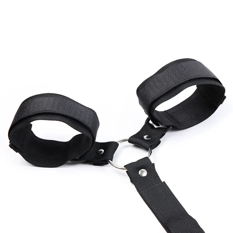 Collier menottes ajustables noir en nylon résistant avec attaches velcro, anneau central robuste pour jeux de rôle BDSM.