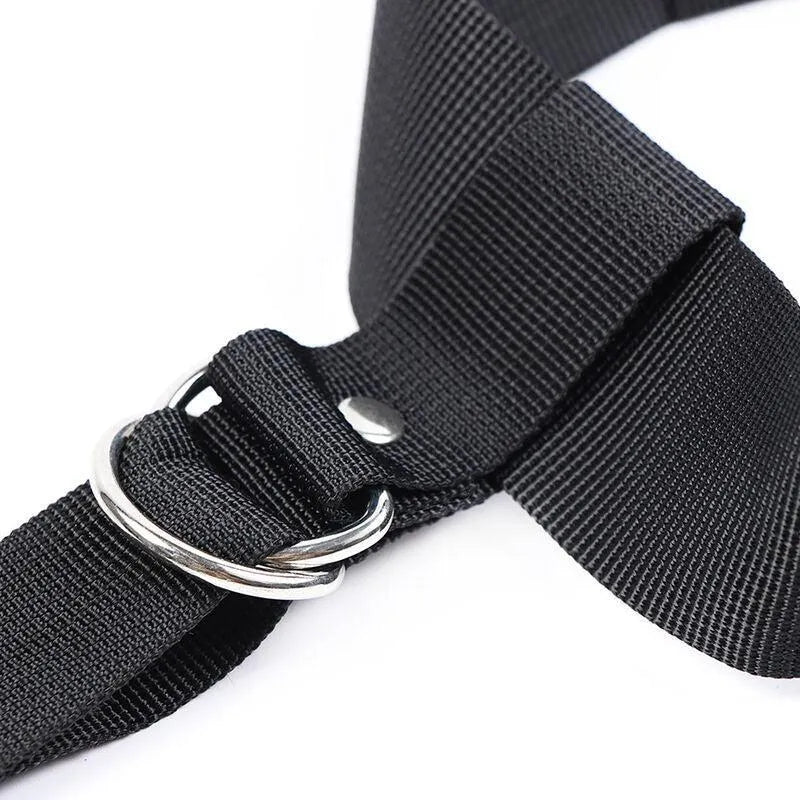 Collier menottes ajustables noir en nylon robuste avec anneau métallique, sangle réglable et attaches velcro sécurisées.