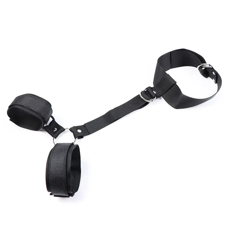 Collier menottes ajustables noir en nylon robuste avec attaches velcro et anneau métallique, idéal pour jeux de rôle BDSM.