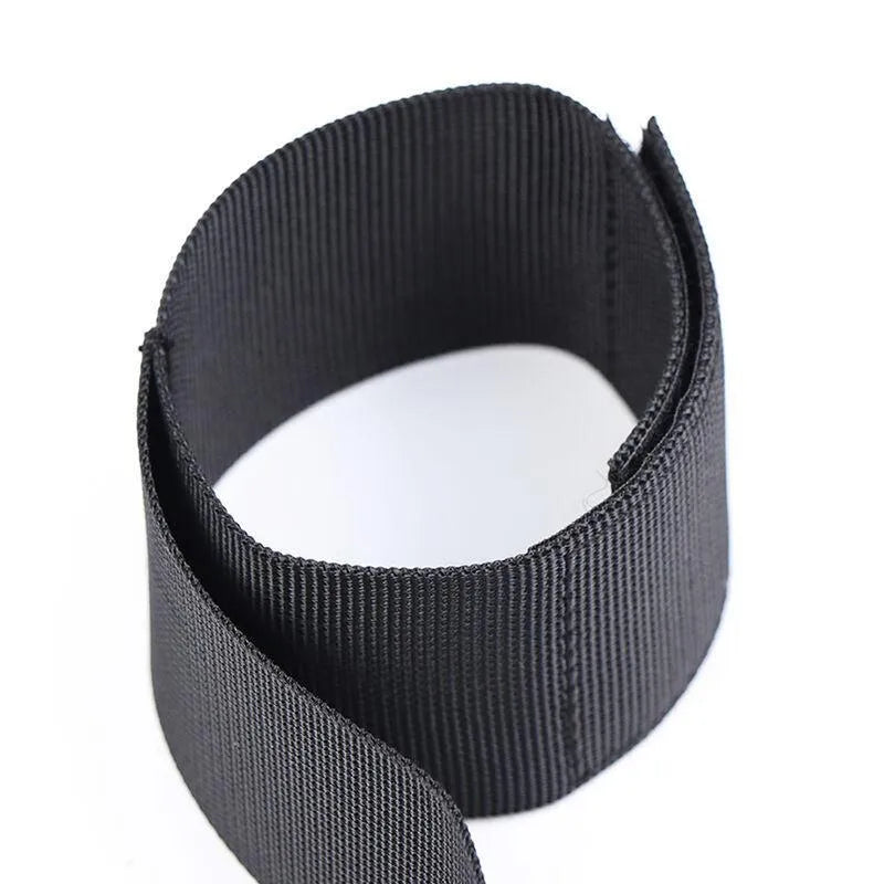 Collier menottes BDSM noir en nylon robuste avec fermeture velcro, réglable et ergonomique pour confort et sécurité.