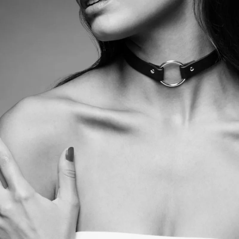 Collier ras du cou noir vegan avec anneau métallique, élégant et éthique, pour mode audacieuse et soirées séduction.