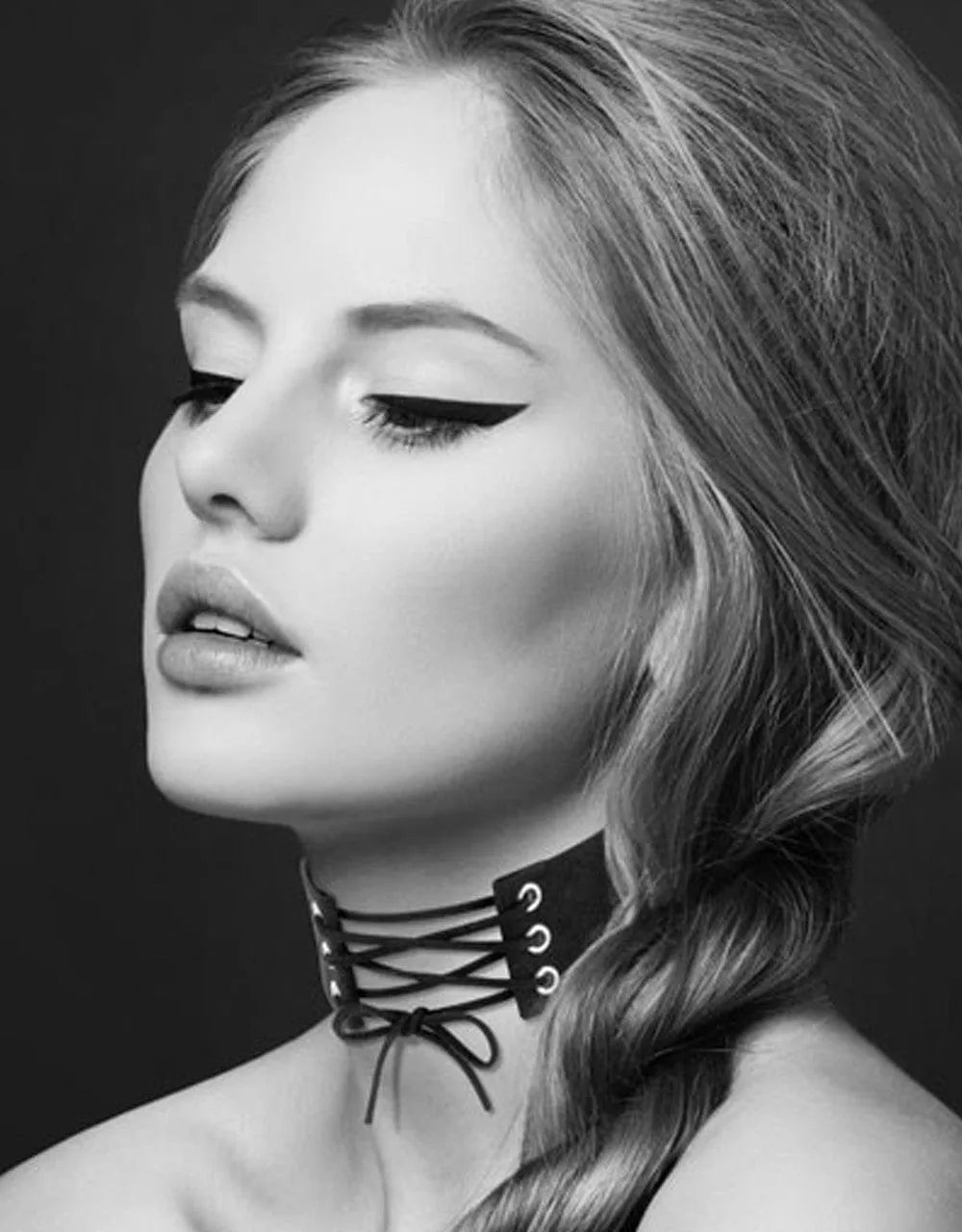 Collier cuir noir fétichiste réglable avec lacet avant, 30cm x 4cm, chic et élégant pour jeux érotiques BDSM.