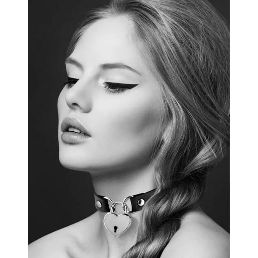 collier cuir noir fétichiste sadomasochiste cadenas coeur pendentif clés longueur34cm hauteur17mm verrouillable ajustable confortable élégant sensuel domination soumission intime