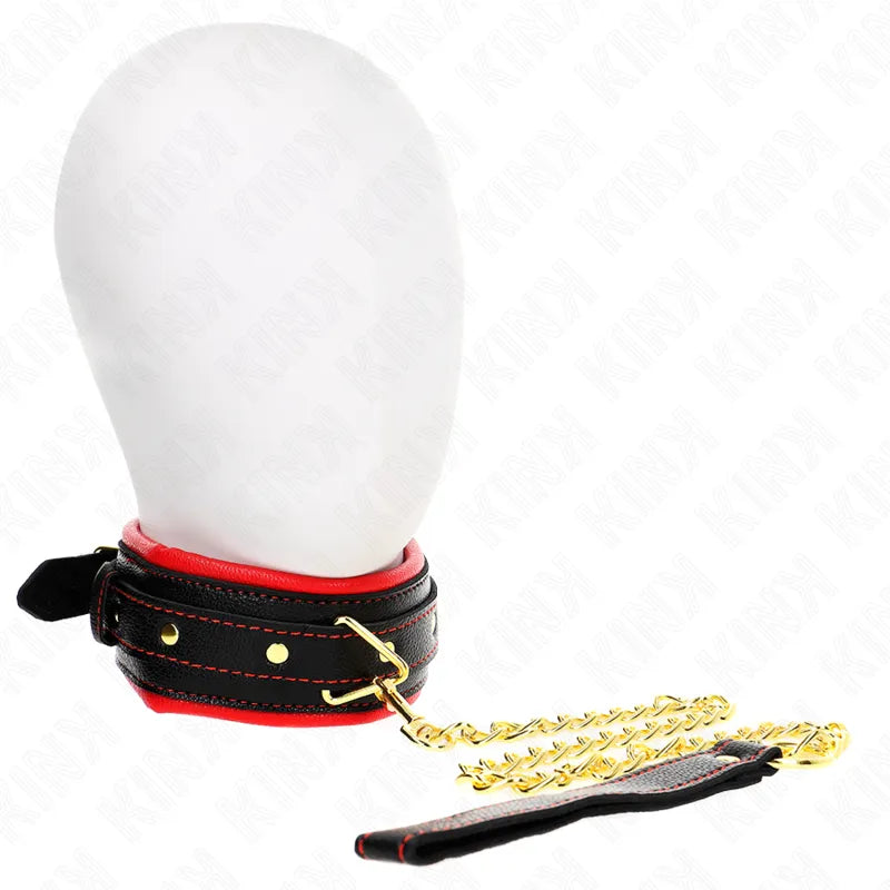 Collier BDSM en cuir noir et rouge avec boucle dorée et chaîne, design élégant et sophistiqué, sur fond blanc.