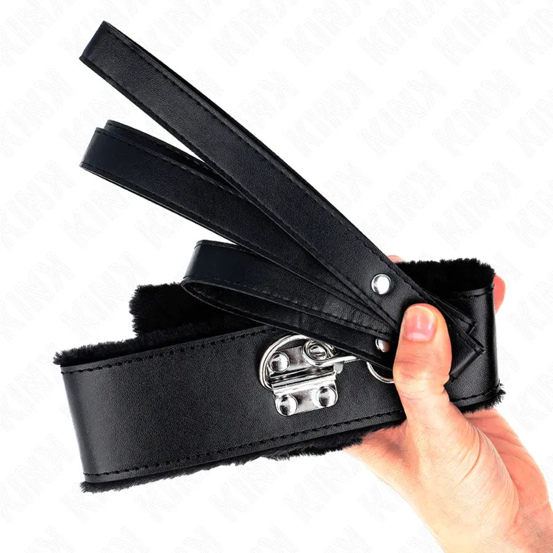 Collier BDSM en cuir noir élégant avec boucles métalliques robustes, design ergonomique, ajustable pour confort et sécurité.