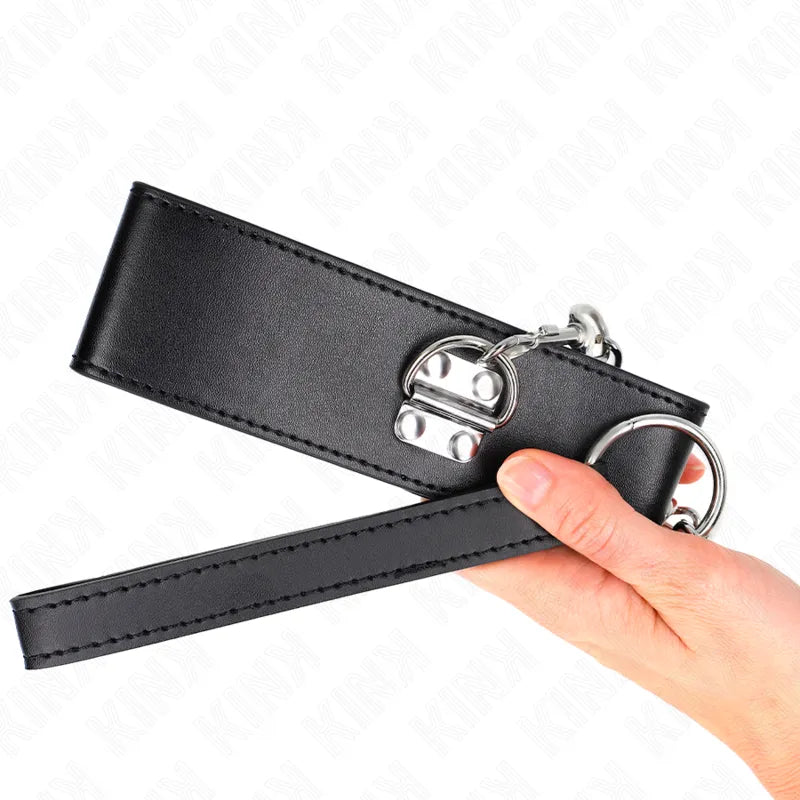 Collier BDSM en cuir noir élégant avec anneaux métalliques, design raffiné et robuste, pour style et confort sophistiqués.