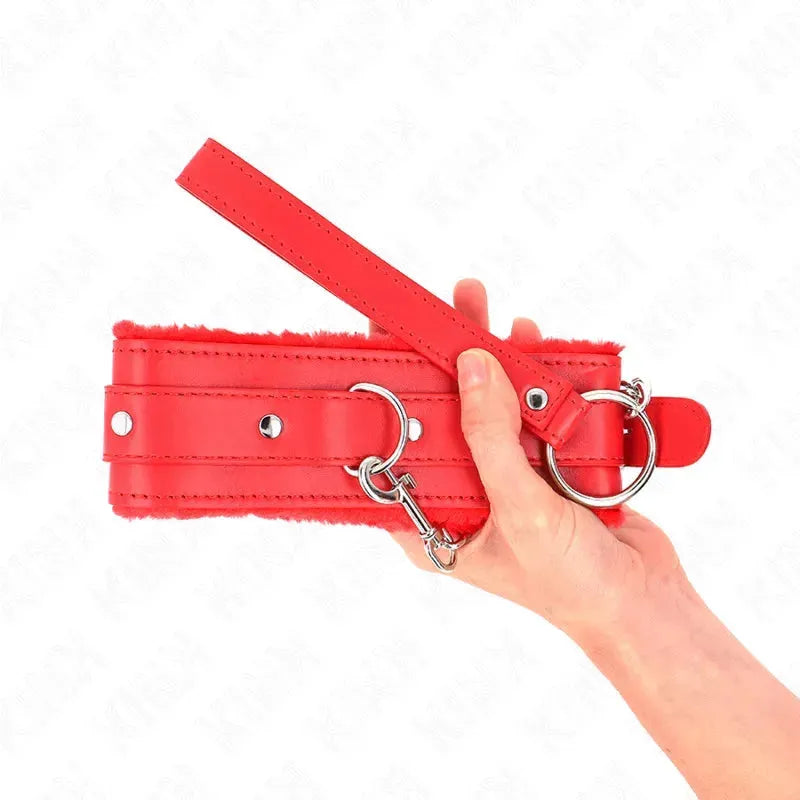 Collier BDSM rouge en cuir véritable avec finition métal, design chic et sophistiqué, pour jeux de rôle et domination.