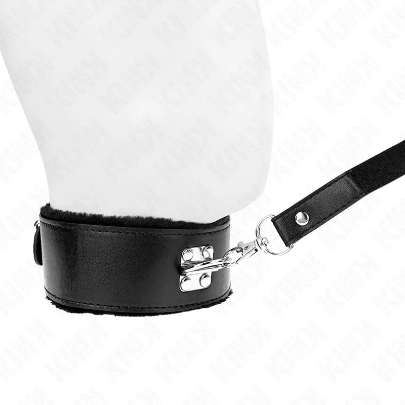 Collier BDSM en cuir noir élégant avec boucles métalliques robustes, design ergonomique et finitions raffinées.