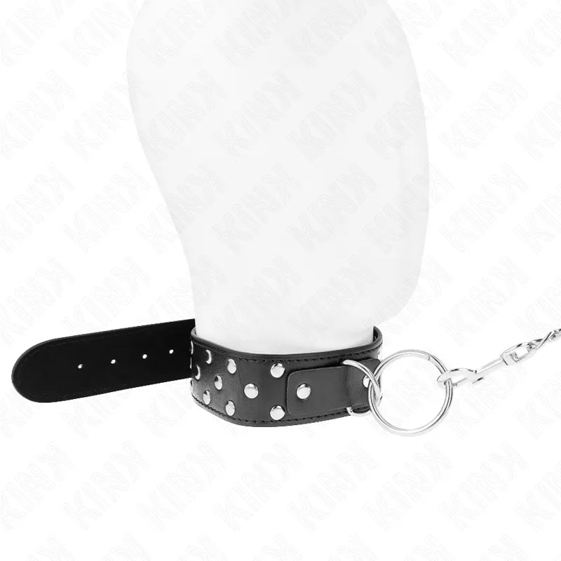 Collier BDSM en cuir végétalien noir avec boucles ajustables et anneau métallique, design raffiné et élégant.