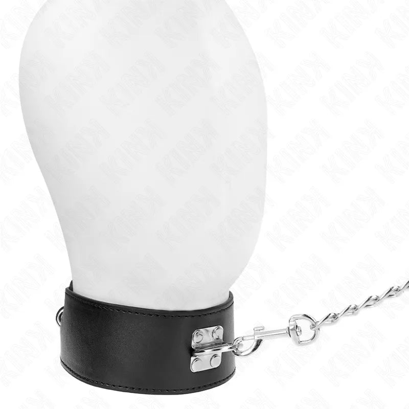 Collier BDSM en cuir noir élégant avec boucle métallique, chaîne robuste, design sophistiqué pour soumission et style.