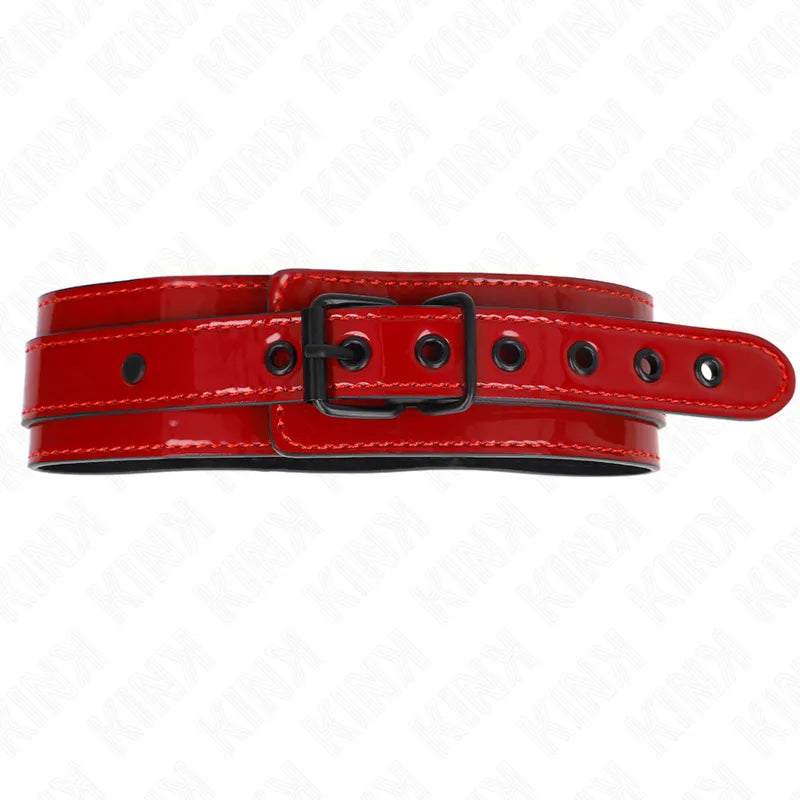 Collier BDSM rouge en cuir végétalien, ajustable avec boucles multiples, élégant et sophistiqué pour confort et style.