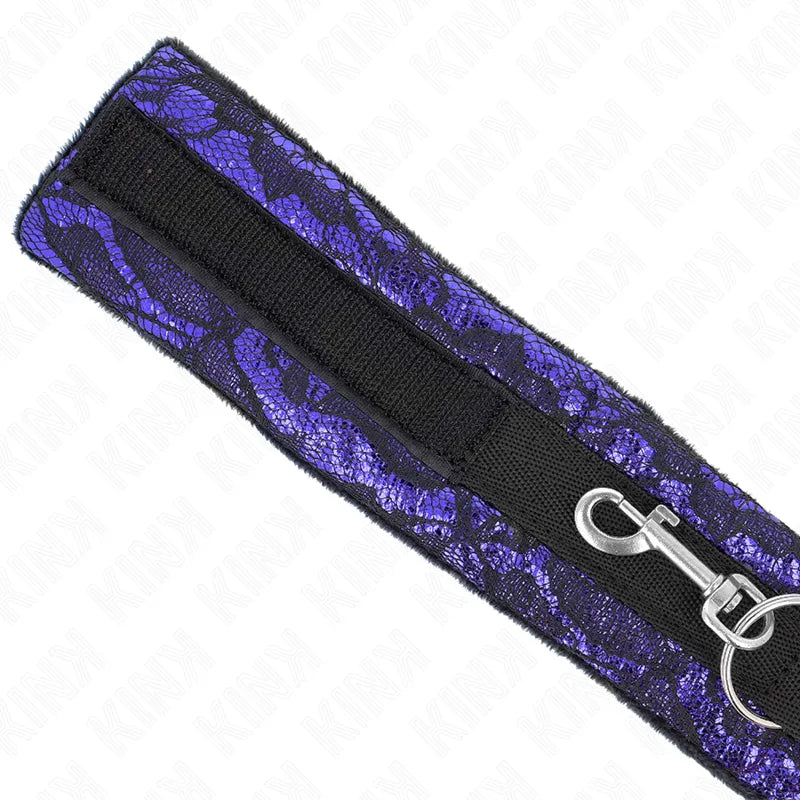 Collier BDSM en cuir noir et violet, design élégant, boucle sécuritaire, rembourrage confortable, idéal débutants et experts.