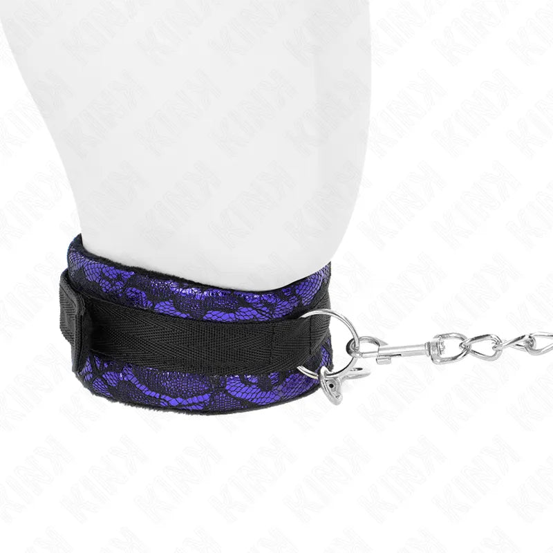 Collier BDSM en cuir noir et violet, rembourré, avec boucle sécuritaire et chaîne argentée, élégant et confortable.