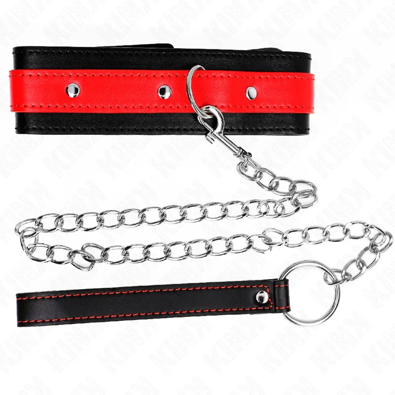 Collier BDSM en cuir noir et rouge, robuste et élégant, avec chaîne métallique, ajustable et sécurisé.