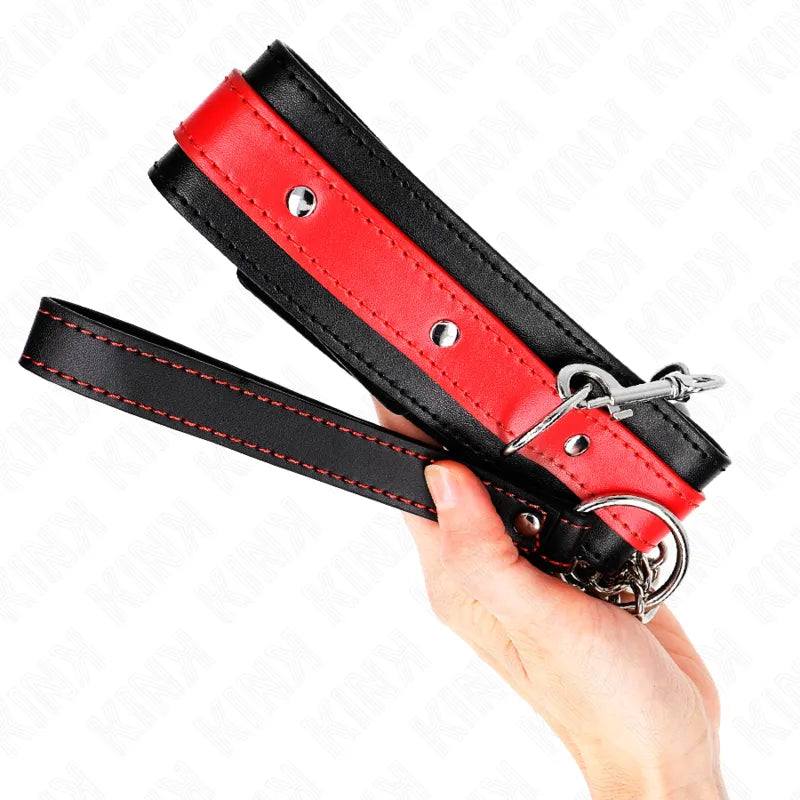 Collier BDSM cuir noir et rouge, ajustable, avec anneaux métalliques, design élégant et robuste pour séances intensives.