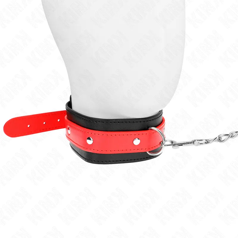 Collier BDSM cuir rouge et noir, robuste, élégant, ajustable, avec chaîne métallique, pour séances intenses et sécurisées.