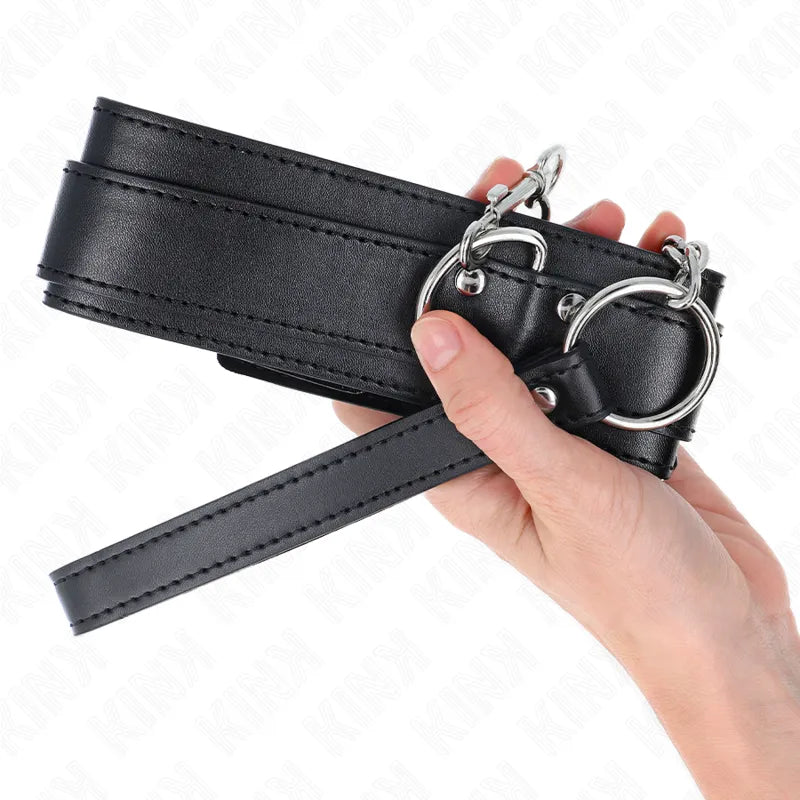 Collier BDSM en cuir noir véritable, finitions métalliques polies, design élégant et ajustable, tenue en main.