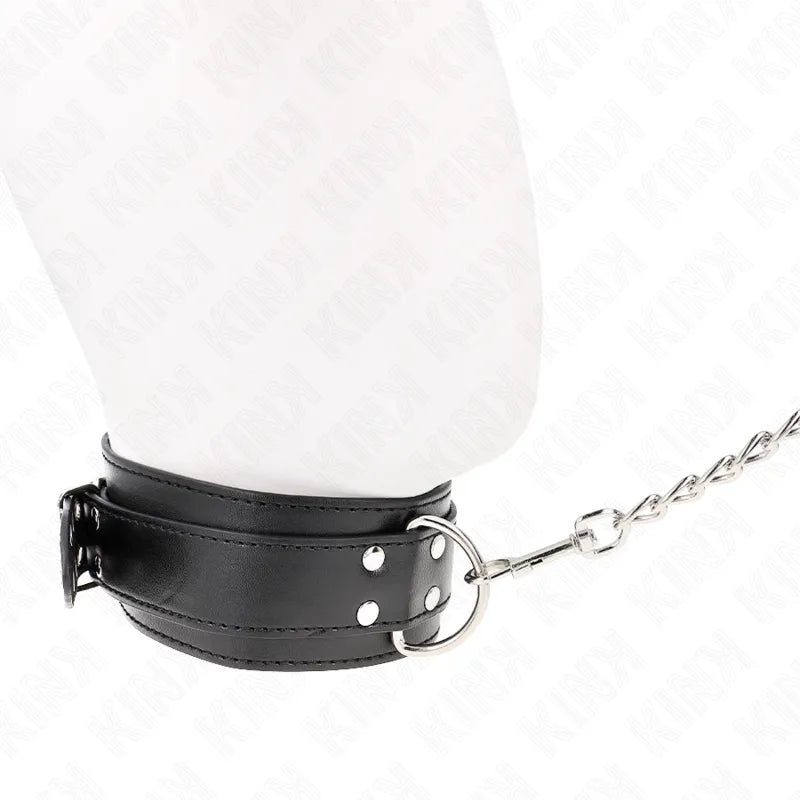 Collier BDSM en cuir noir élégant avec finitions métalliques polies et chaîne, design sophistiqué et ajustable.