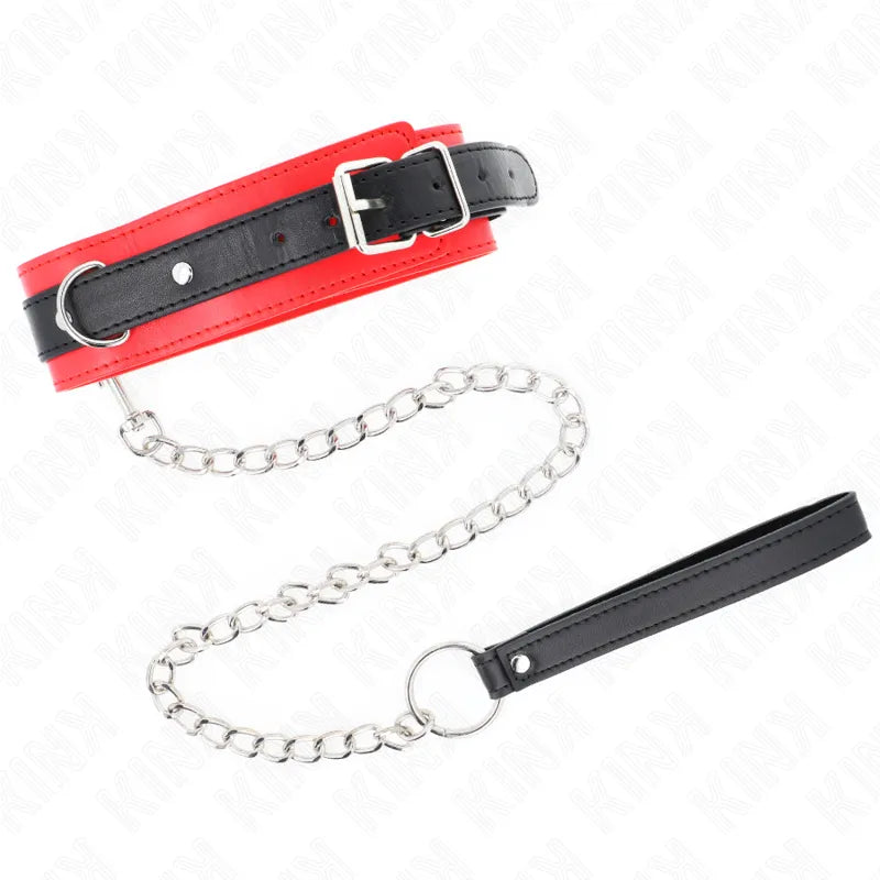 Collier BDSM en cuir noir et rouge avec chaîne métallique, boucle réglable et finition sophistiquée pour jeux élégants.
