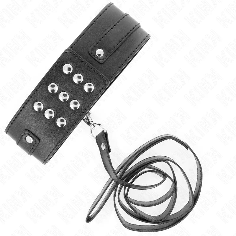 Collier BDSM cuir noir réglable avec boucles et rivets argentés, design élégant et confortable pour exploration sophistiquée.