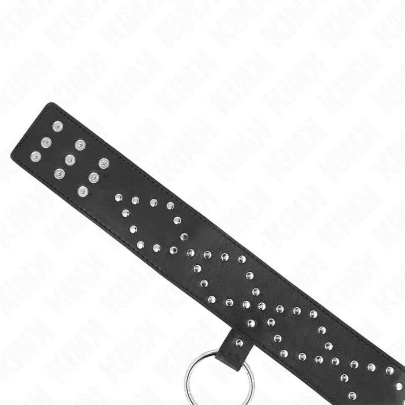 Collier BDSM cuir végétalien noir, clous métalliques, boucle robuste, design élégant et écoresponsable.