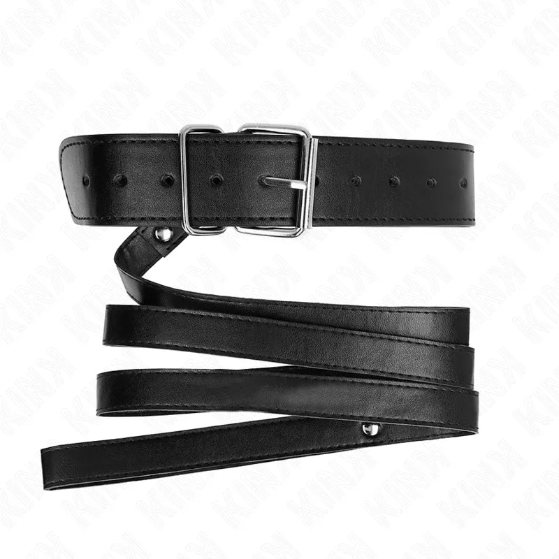 Collier BDSM élégant en cuir noir végétalien, ajustable avec boucle métallique, design sophistiqué et artisanal.