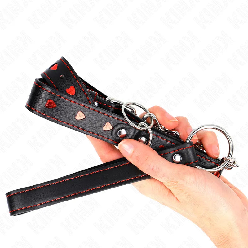 Collier BDSM en cuir noir avec coutures rouges, motifs cœurs, boucle métal robuste, design élégant et raffiné.