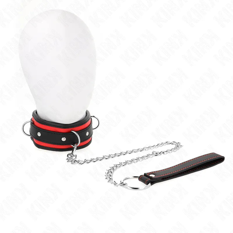 Collier BDSM cuir noir et rouge, ajustable, avec chaîne métallique et boucle, finition artisanale élégante.