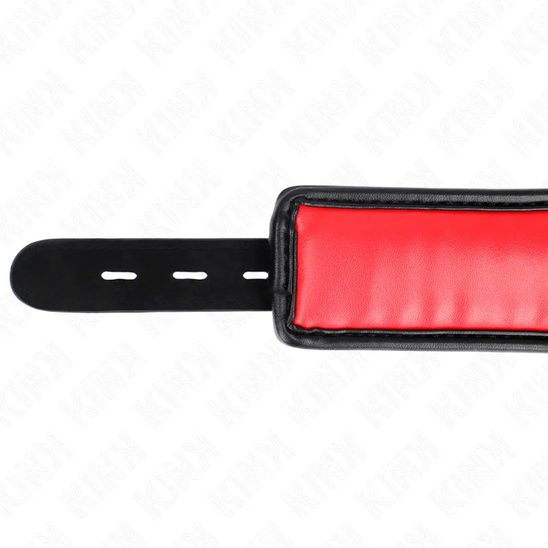 Collier BDSM cuir noir et rouge, ajustable, design élégant et raffiné, boucle sécurisée, confort et luxe.