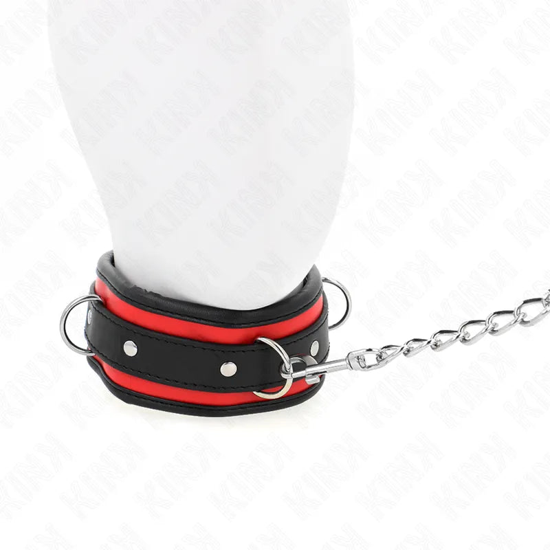 Collier BDSM cuir noir et rouge, ajustable, avec boucles métalliques et chaîne, design élégant et confortable.