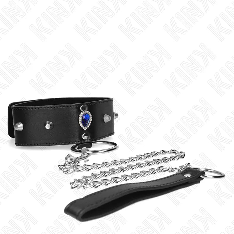 Collier BDSM en cuir noir avec détails métalliques et pierre bleue, chaîne argentée, élégant et sophistiqué.