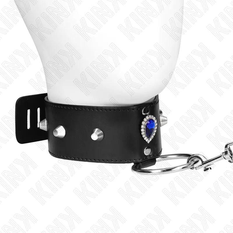 Collier BDSM en cuir noir avec boucles métalliques, orné d'un bijou bleu, design élégant et sophistiqué.