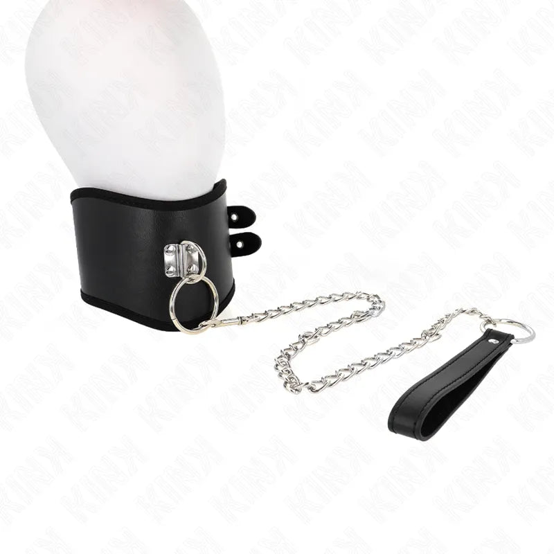 Collier BDSM en cuir noir avec boucle réglable, détails métalliques sophistiqués, chaîne argentée et poignée assortie.