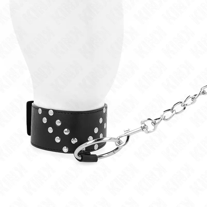 Collier BDSM noir en cuir végétalien avec rivets argentés, chaîne métallique, design élégant et ajustable.