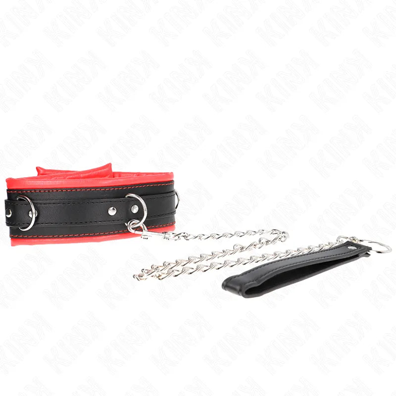 Collier BDSM cuir noir et rouge, ajustable, robuste, avec chaîne métallique, design élégant et sophistiqué.