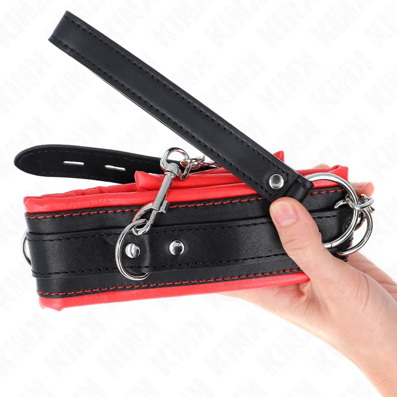 Collier BDSM cuir noir et rouge, ajustable, robuste, avec anneaux métalliques et finitions sophistiquées.
