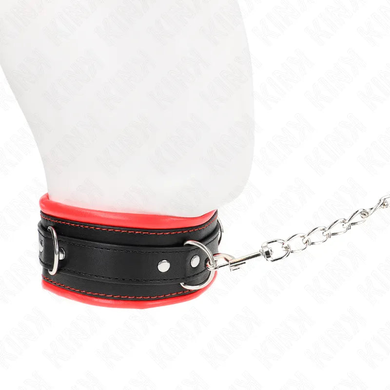 Collier BDSM cuir noir et rouge, ajustable, avec chaîne métallique, élégant et robuste pour jeux sophistiqués.