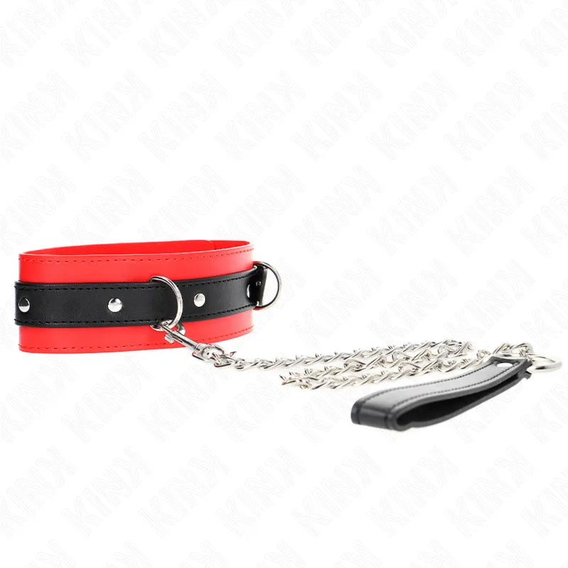 Collier BDSM cuir noir et rouge, boucles métalliques polies, chaîne argentée, design élégant et sophistiqué.