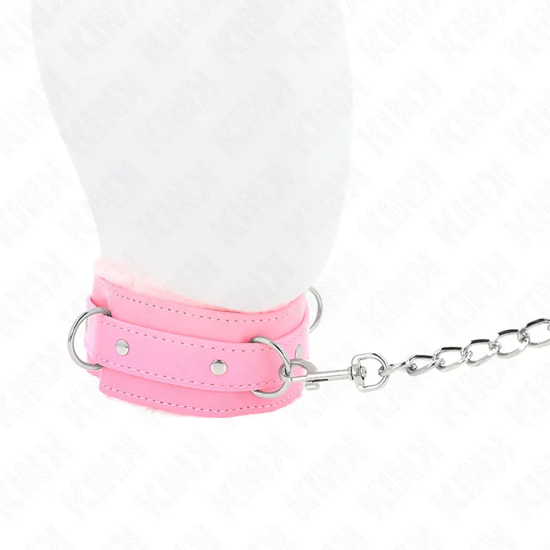 Collier BDSM rose en cuir végétalien avec boucle métallique, élégant et sophistiqué, pour exploration sensuelle.