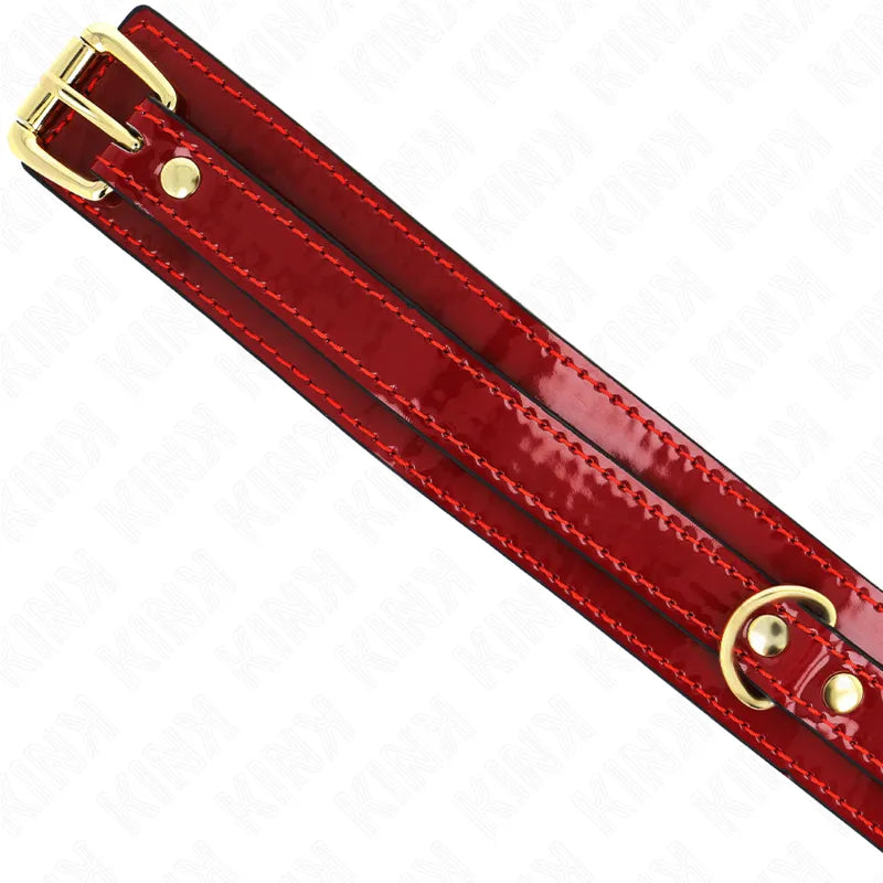 Collier BDSM rouge en cuir végétalien, boucle dorée, design élégant et robuste, ajustable pour confort et style.
