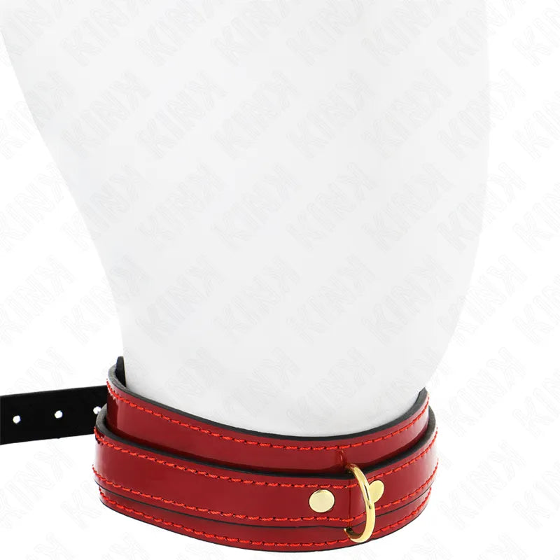 Collier BDSM rouge cuir végétalien, boucle dorée, ajustable, design élégant et robuste, accessoire confort et style.