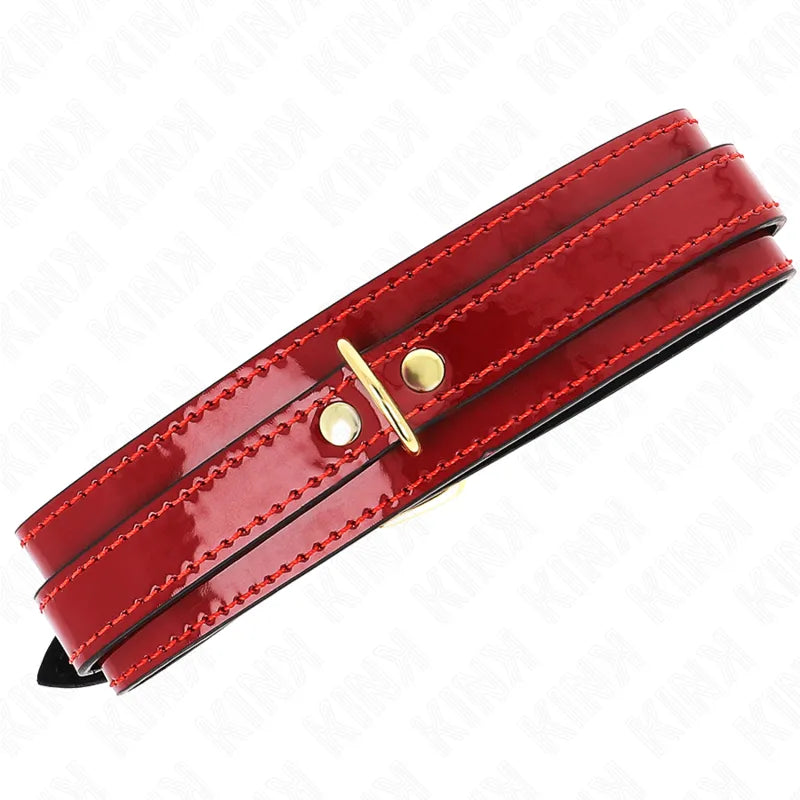 Collier BDSM rouge en cuir végétalien, boucle dorée, design ergonomique et ajustable pour confort et style.