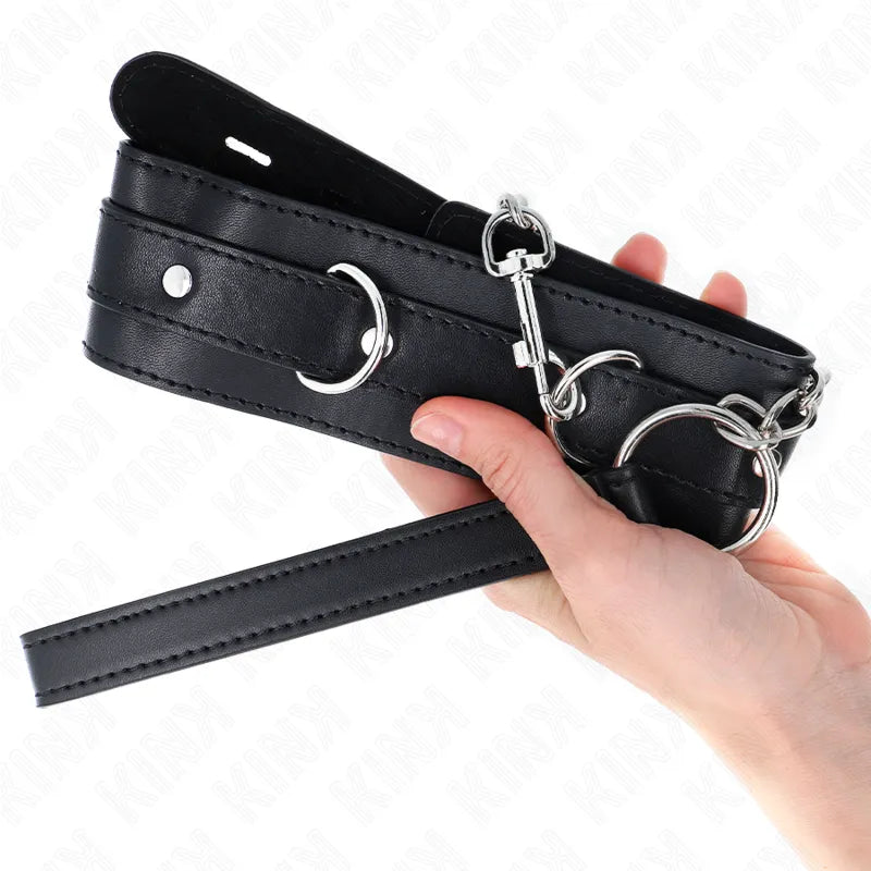 Collier et laisse BDSM en cuir noir élégant avec boucles métalliques, ajustable et robuste pour jeux de domination.