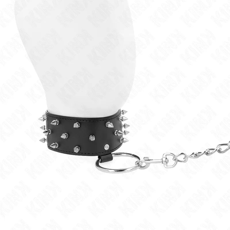 Collier BDSM cuir végétalien noir avec clous métalliques, laisse chaîne argentée, design élégant et robuste.