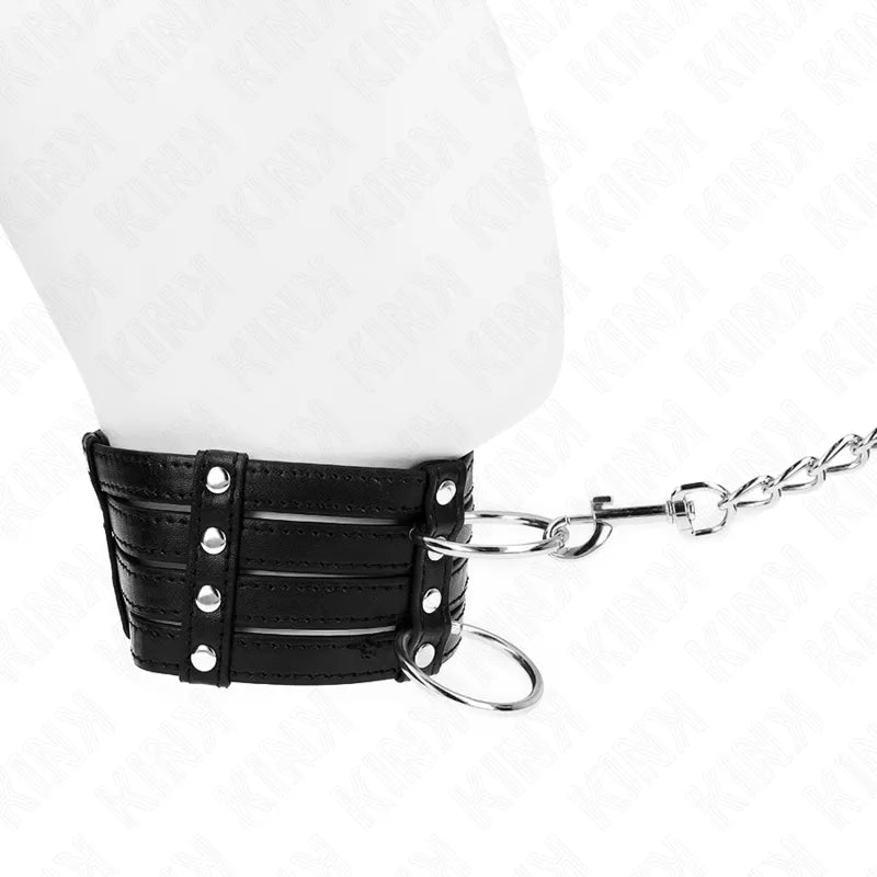 Collier BDSM en cuir noir avec boucles métalliques polies et laisse chaîne, design élégant et sophistiqué.
